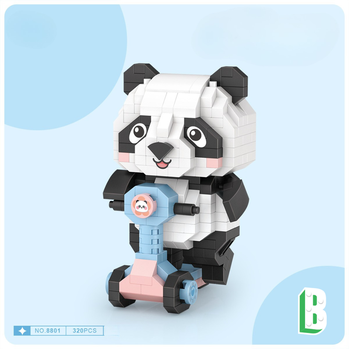 Le panda sur sa trotinette