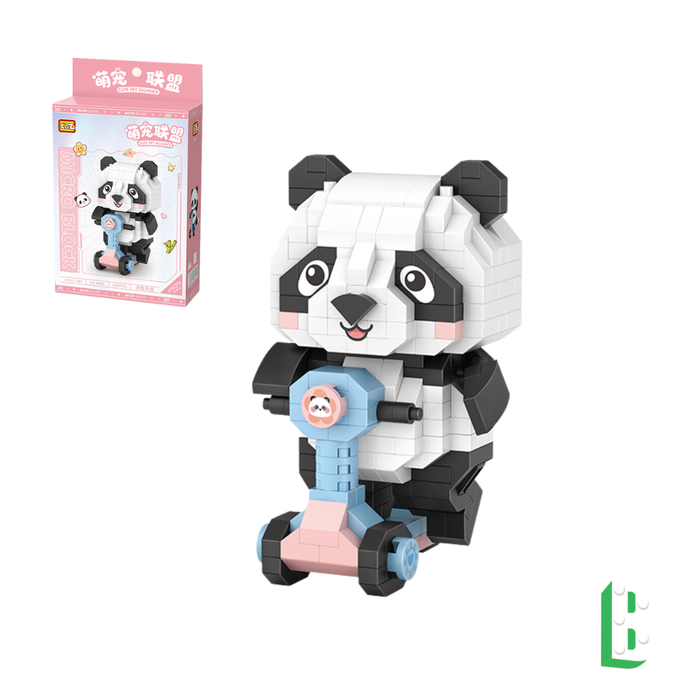 Le panda sur sa trotinette