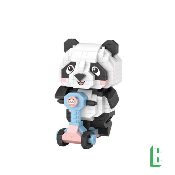 Le panda sur sa trotinette