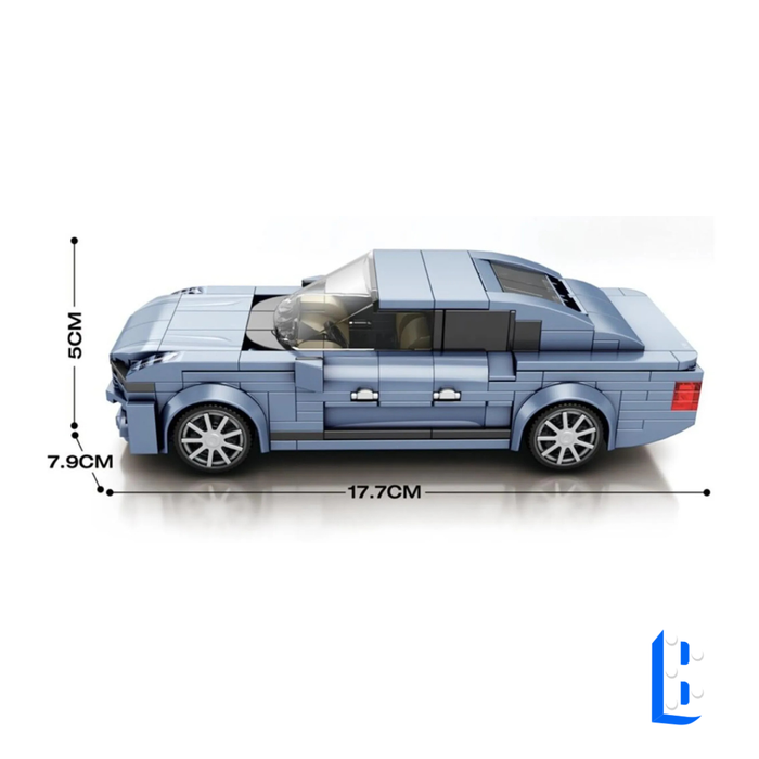 La voiture de sport bleu clair