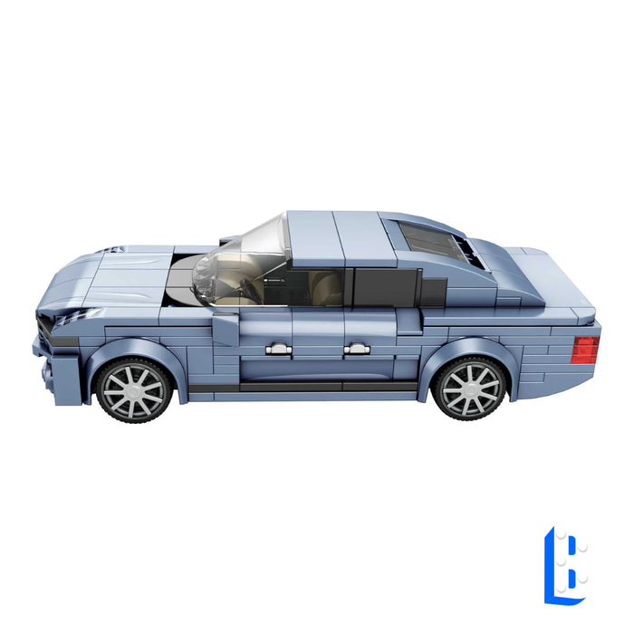 La voiture de sport bleu clair